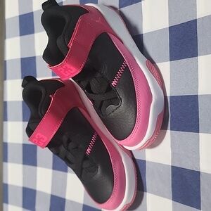 Jordan Kids Black and Pink Max Aura 3 Sneakers